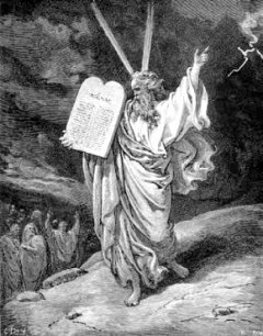 Когда сходил Моисей с горы Синая, и две скрижали откровения были в руке у Моисея при сошествии его с горы, то Моисей не знал, что лицо его стало (рогато) сиять лучами оттого, что Бог говорил с ним